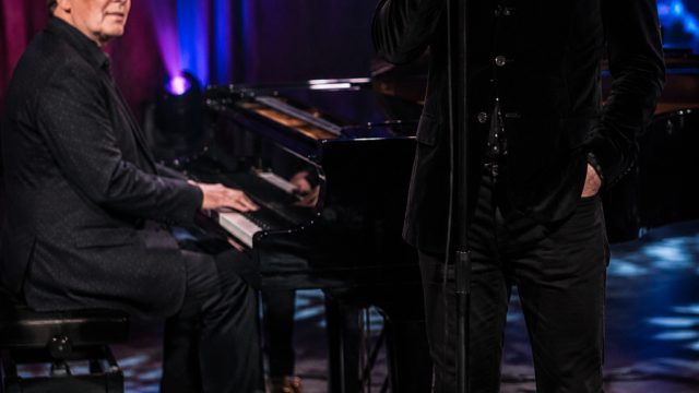 Angine de Poitrine Enchants with 'Fabienk' on Jools Holland Show